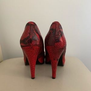 Nine West Red and black snakeskin pump!